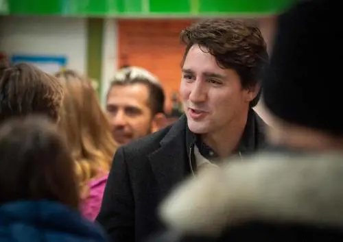 Le scuse di Trudeau ai giovani traditi. Per restare premier punta sul turbante