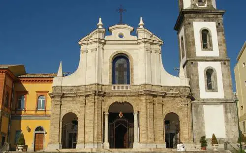 Ruba le offerte dei fedeli in chiesa, arrestato