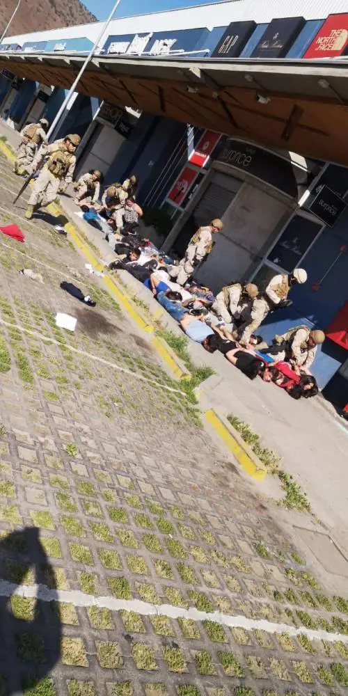 Quelle immagini choc dal Cile: "Hanno sparato a un bambino"