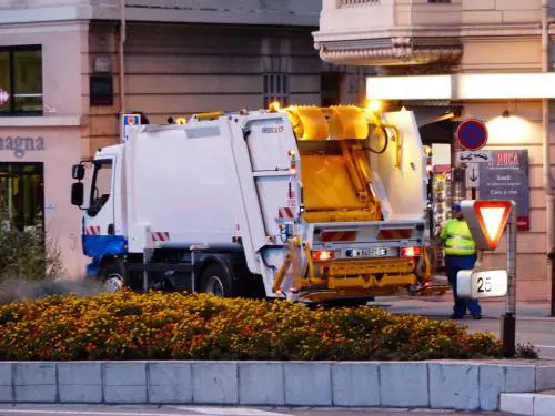 Investito dal camion della nettezza urbana: muore imprenditore