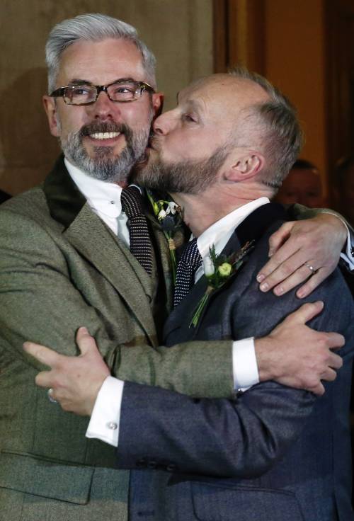 Irlanda del Nord, liberalizzati matrimoni gay e aborto