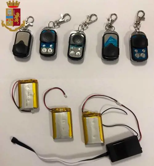 Roma, filma le donne sotto le gonne con microcamera nella scarpa: denunciato 41enne