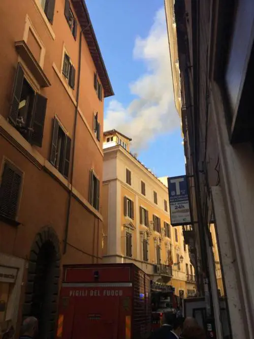 Roma, paura per un incendio vicino al Parlamento: fermati macchine e passanti