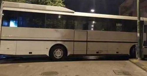 Bloccano le strade con gli autobus per rapinare la banca