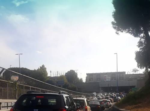 Chiusa per controlli una corsia della Tangenziale: traffico in tilt in città