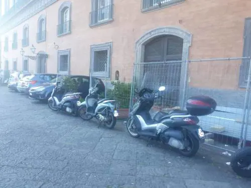 Scempio a Palazzo Reale: parcheggio selvaggio all'interno dei cortili