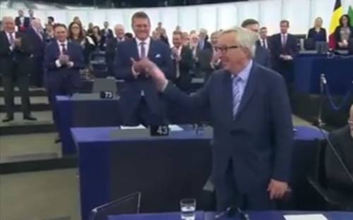 Juncker saluta l'Aula e il leghista non si alza