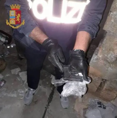Taranto, pistola e spade nello scantinato di casa