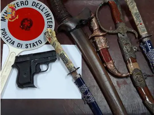 Taranto, spade, pugnali e una pistola in cantina