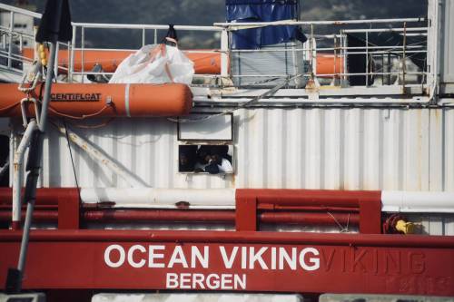 La Ocean Viking bussa alle porte dell'Italia con 104 migranti a bordo 