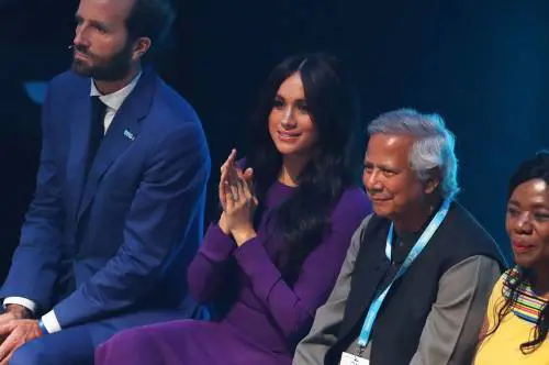 Meghan Markle affascinante in viola: foto