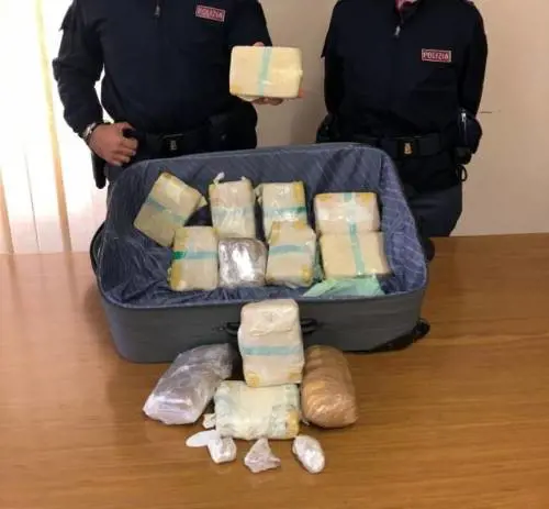 Tre cellulari e 7 chili di eroina in salotto: arrestata