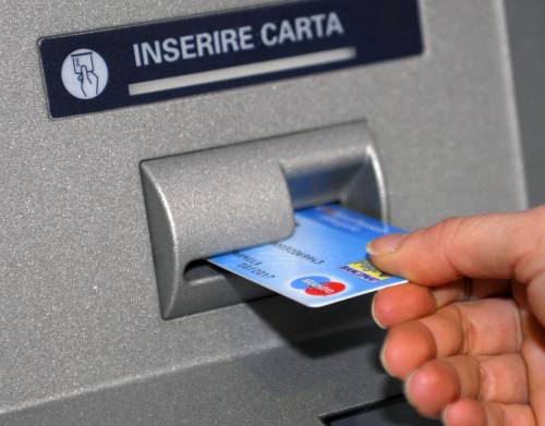 Vicenza, bancomat impazzito fa piovere banconote da 50 euro in strada