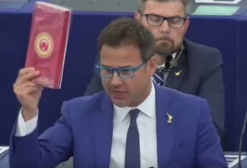 Europarlamento, deputato Lega lancia cioccolato turco per protesta