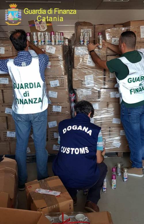 Un milione di prodotti falsi scovati a Catania: le foto del sequestro