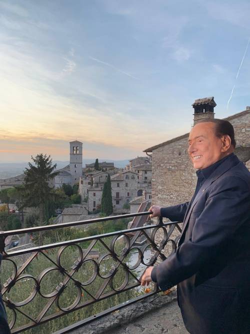 Berlusconi conquista Assisi e respinge l'Opa di Renzi