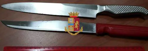 Minaccia moglie e suoceri con il coltello, arrestato