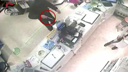 Rapina 10 farmacie in venti giorni: arrestato