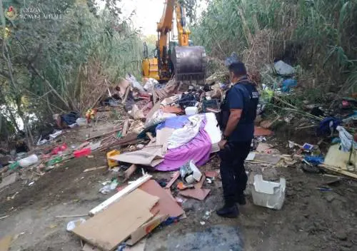 Rimossi insediamenti abusivi lungo il Tevere: due persone denunciate