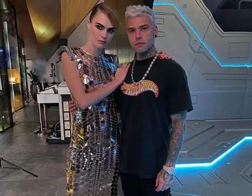 Fedez con Cara Delevingne: "Ho detto a mia moglie che andavo a comprare le sigarette"