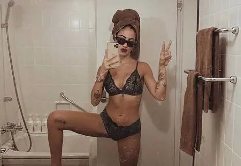 Giulia De Lellis nel mirino del web: "Che squallore questa foto" 