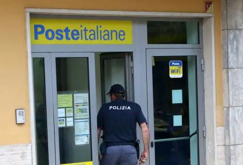 Perseguita e minaccia l'impiegata postale con l'acido, arrestato un pensionato