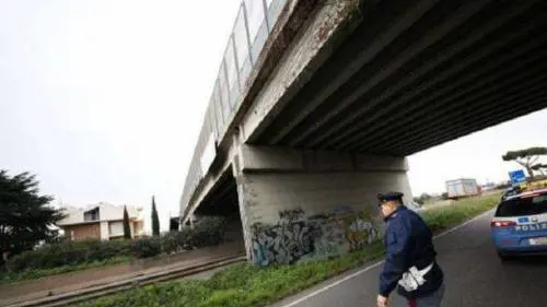 Sale su un cavalcavia del Gra e minaccia il suicidio