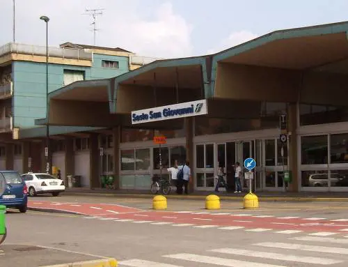 "Prima o poi ti becco da sola". Migrante molesta donna in treno. Lei lo fa arrestare