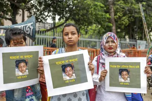 Nusrat denunciò gli abusi e fu arsa viva. La sentenza: 16 condannati a morte