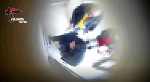 Pausa caffé infinita mentre erano al lavoro: arrestati 5 dipendenti comunali