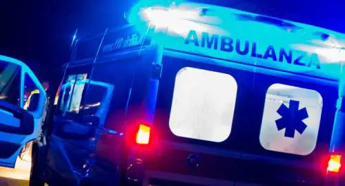 Roma, volo di 10 metri con lo scooter: donna in gravi condizioni