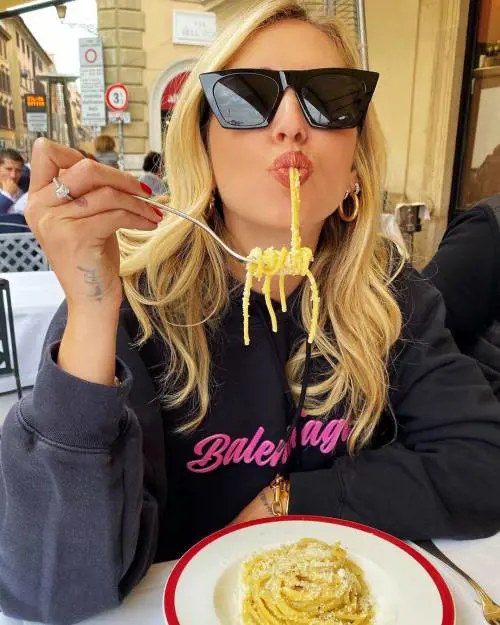 Chiara Ferragni mangia la carbonara, ma è subito polemica