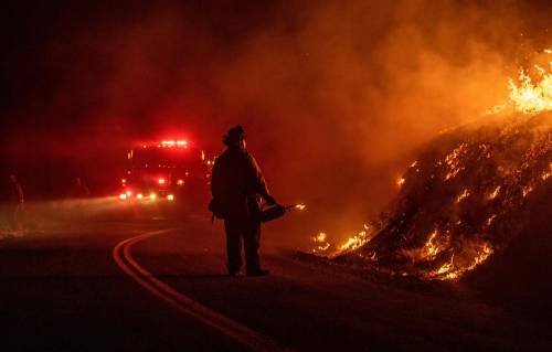La California brucia ancora: 50mila persone evacuate