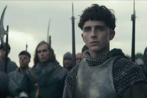 Il Re: arriva su Netflix il film con Timothée Chalamet e Robert Pattinson