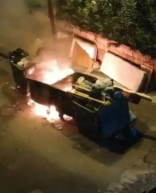 Cassonetti in fiamme nel centro della città: la denuncia dei residenti