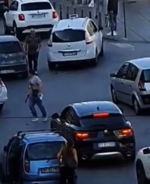 Napoli, rissa tra automobilisti in Corso Lucci: taxi preso a sprangate