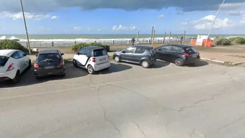 Arrestato dopo un folle inseguimento sul lungomare di Ostia