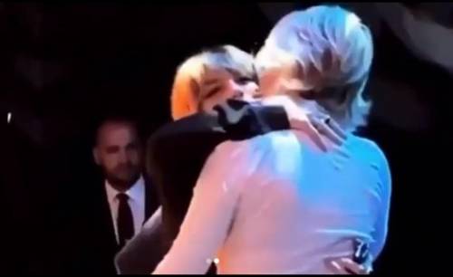 Emma Marrone presenta il suo ultimo lavoro. E arriva Maria De Filippi