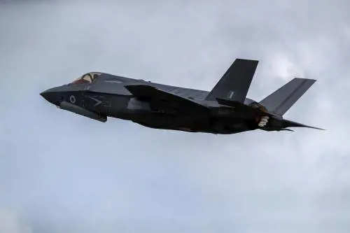 Caccia italiani si alzano in volo: intercettati aerei dalla Russia