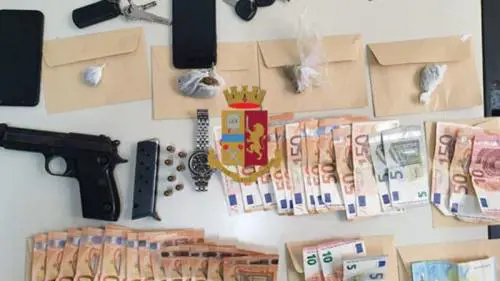  Napoli, 5 giovani arrestati per possesso di pistola e marijuana