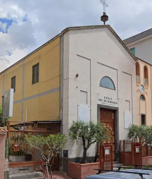 Ubriaco molesta i bambini del catechismo e picchia il sacerdote: denunciato