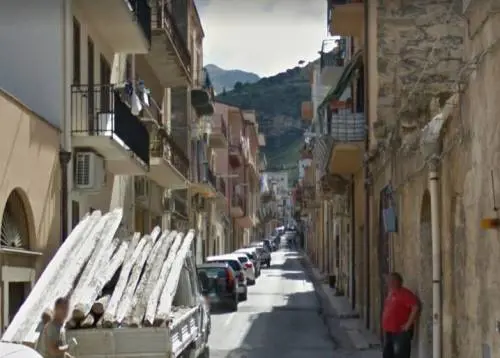 Donna aggredita in strada rimane sfregiata: arrestato tunisino