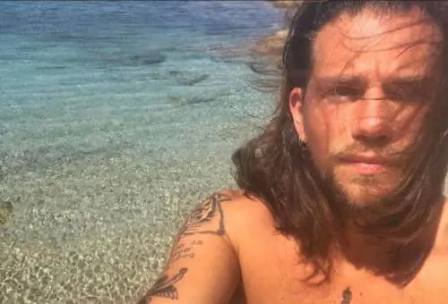 Enrico Nigiotti alle Maldive, la foto fa impazzire il web e anche Laura Pausini