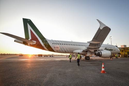 Alitalia, spese pazze: indagine su due pranzi da 100mila euro