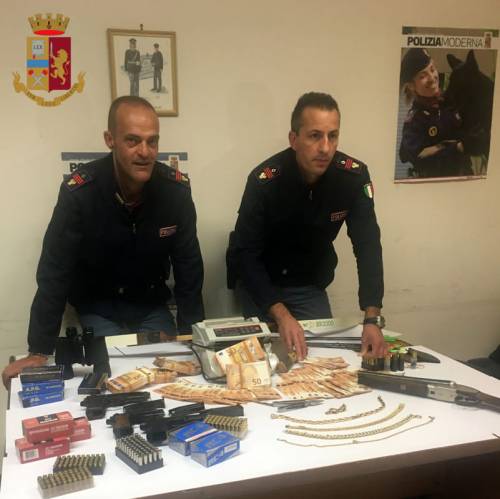 Roma, un arsenale di armi e soldi in casa: arrestati padre e figlio