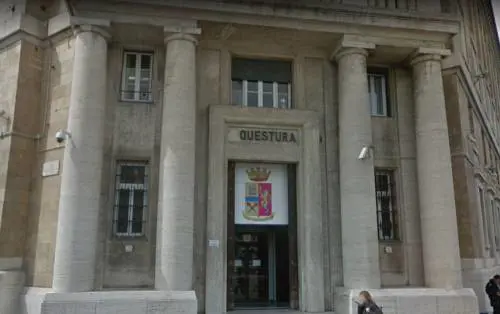 Genova, auto distrutte e 3 agenti in ospedale: bielorusso in manette