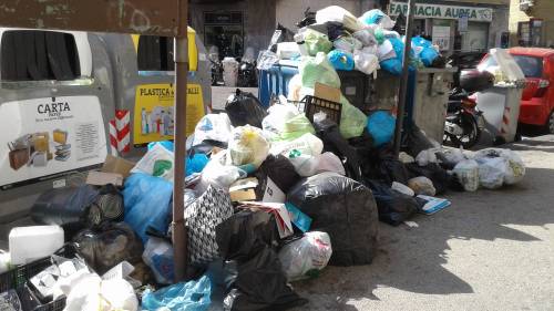 Caos a Napoli, i rifiuti invadono anche Chiaia: "Pericoli anche per la salute"