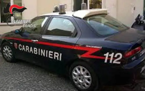 Ruba le chiavi alla cliente e tenta il furto in casa: denunciato meccanico