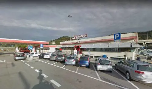 Savona, romeno segue e molesta una donna all'autogrill: arrestato