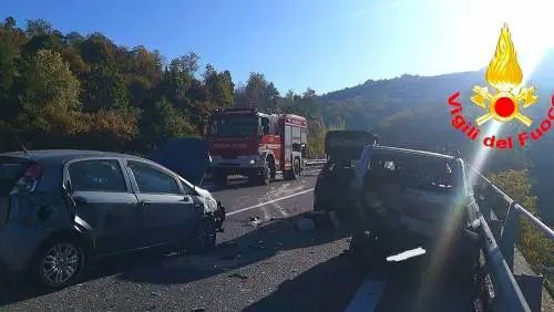 Avellino, travolti e sbalzati da viadotto mentre prestano soccorso: due morti